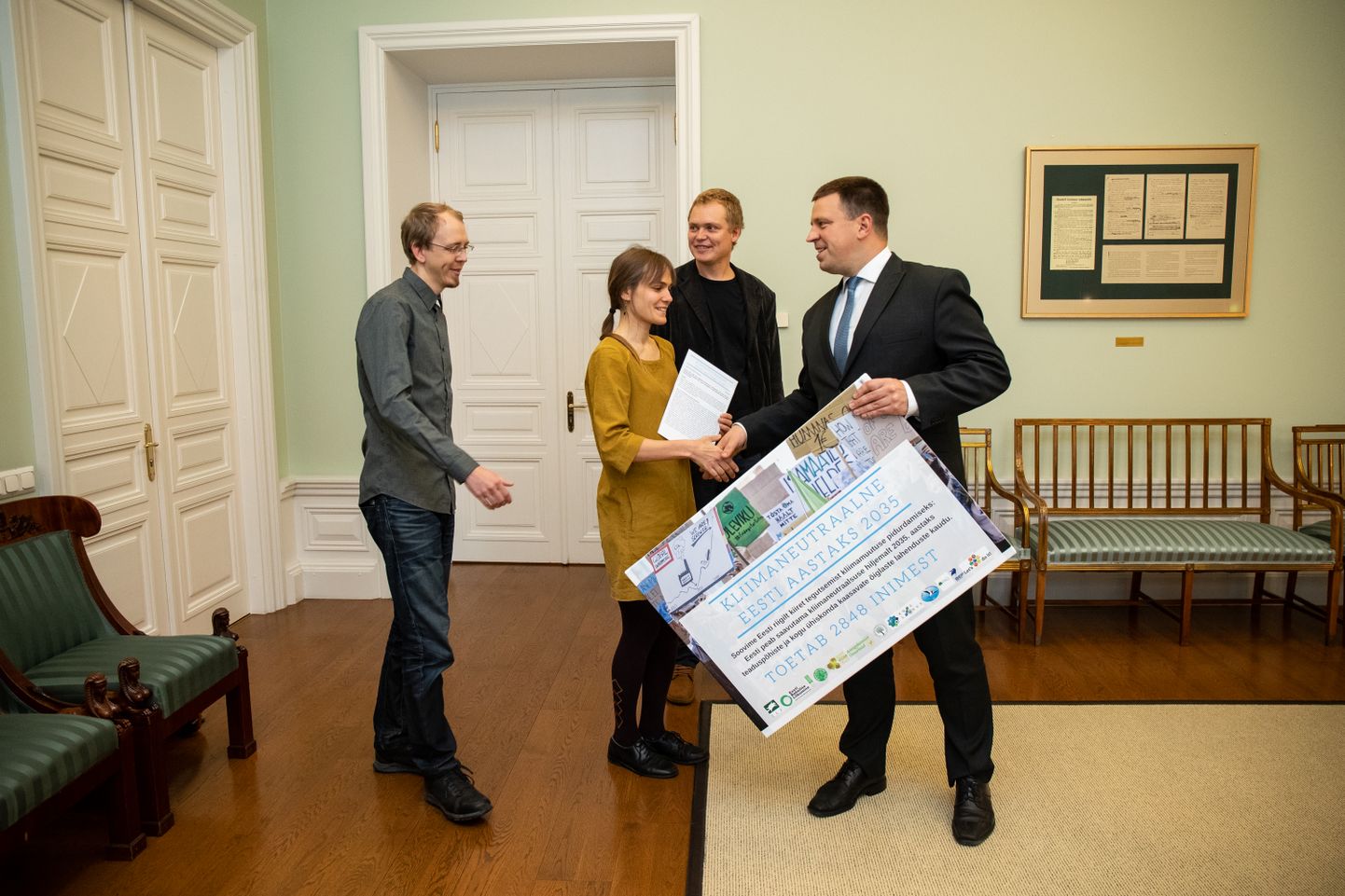 Peaminister Jüri Ratas võttis täna Stenbocki majas vastu pöördumise Kliimaneutraalne Eesti 2035.
