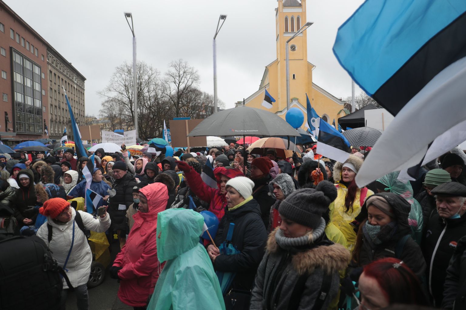 Vaktsiiniskeptikute meeleavaldus Tallinnas Vabaduse väljakul.