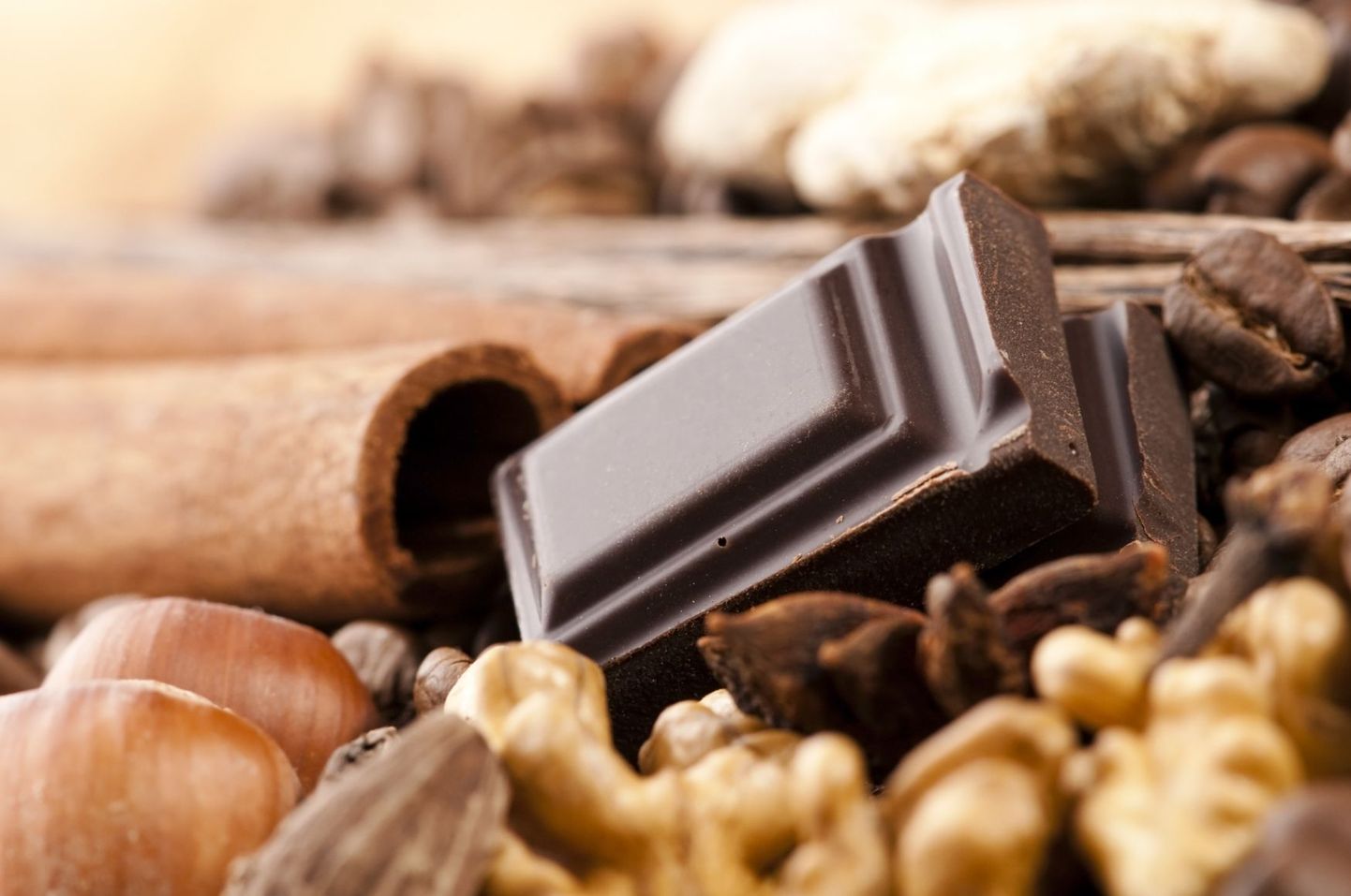 Nii pähklid kui ka tume šokolaad sisaldavad magneesiumit.