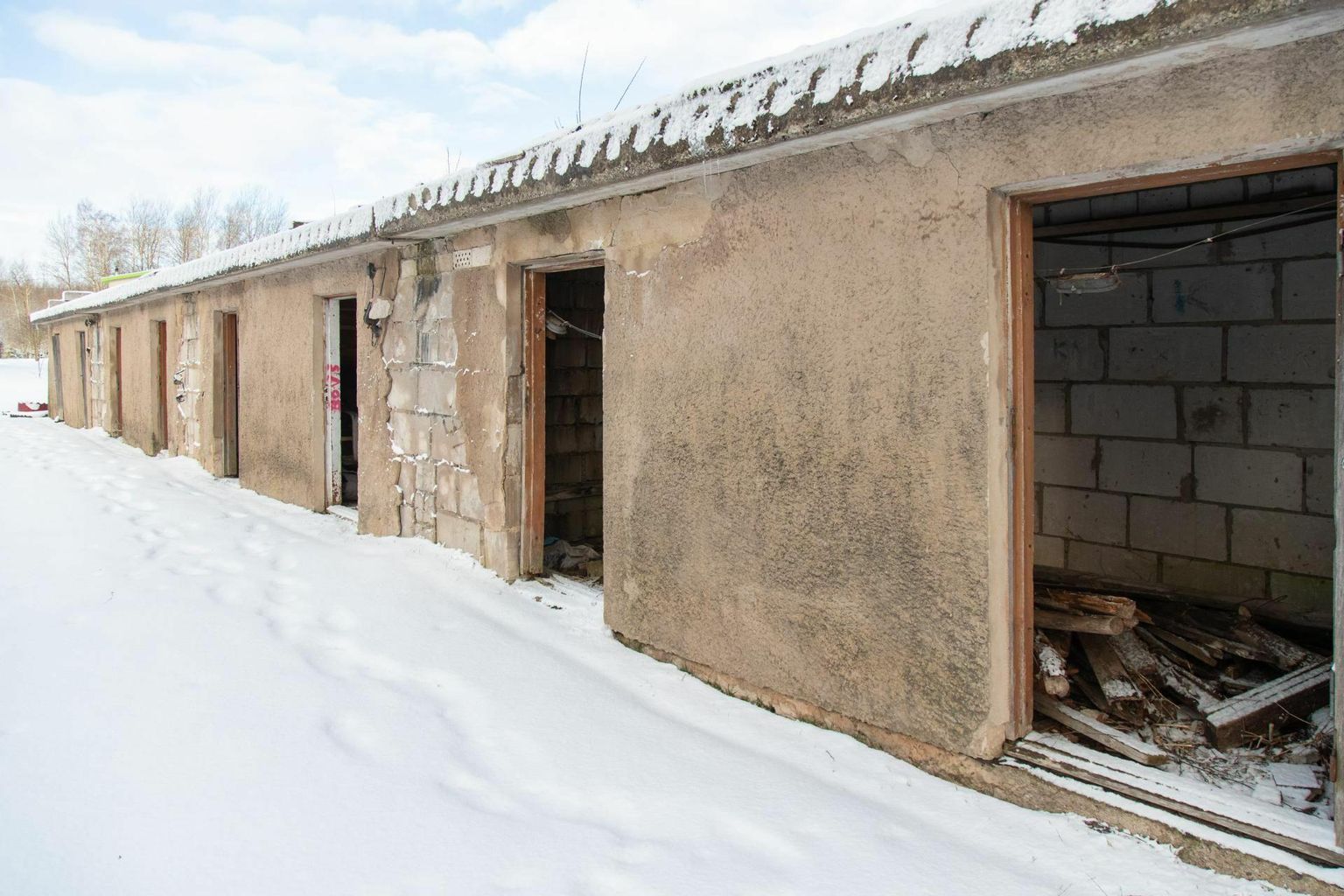 Osa Soe küla vanast garaažikompleksist on maha jäetud ja mitmel kuuril pole enam uksigi ees.
