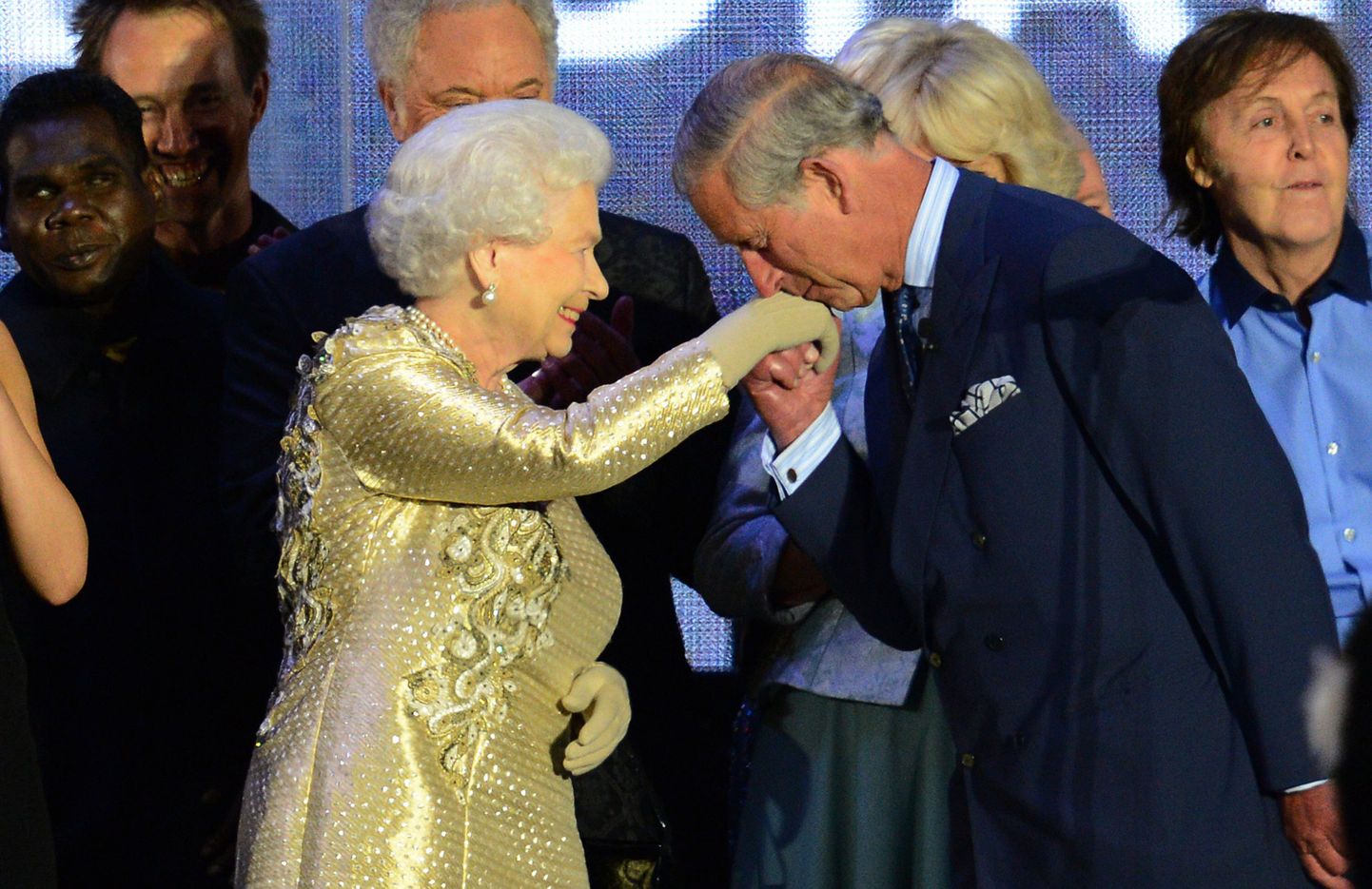 Walesi prints Charles oma ema, kuninganna Elizabeth II kätt suudlemas