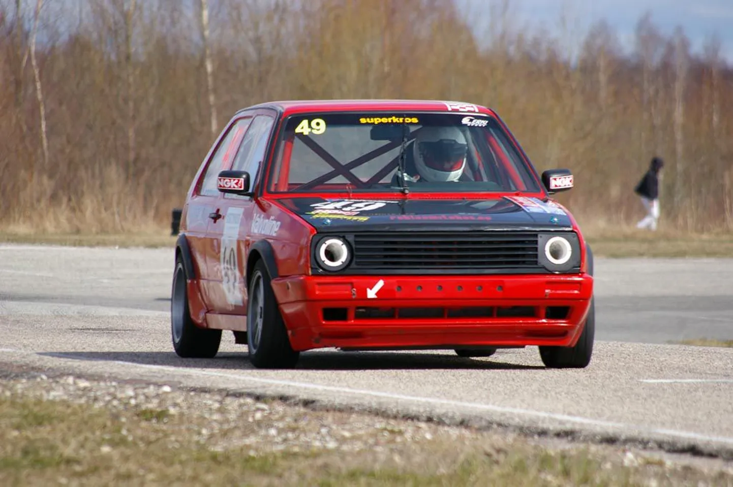 Kolmandat hooaega Erki Spordi superkrossi sarjas Volkswagen Golfil kihutav pärnakas Lauri Telling on kuulunud Eesti kardisõitjate eliitseltskonda.