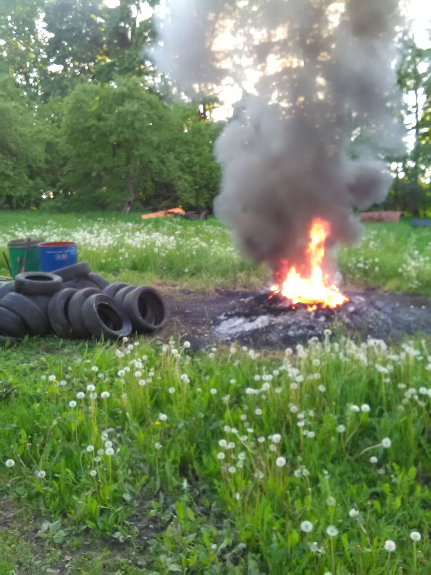 Rehvide põletamine Tartu vallas.