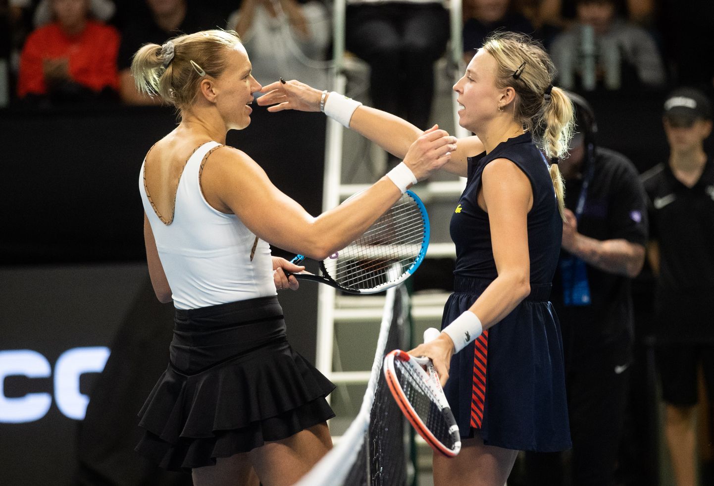 Tallinna WTA-turniiri poolfinaalis alistas Anett Kontaveit (paremal) koduse konkurendi Kaia Kanepi.