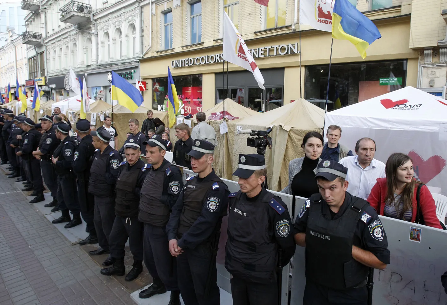 Miilitsad Julia Tõmošenko pooldajate telklaagri juures Kiievis.