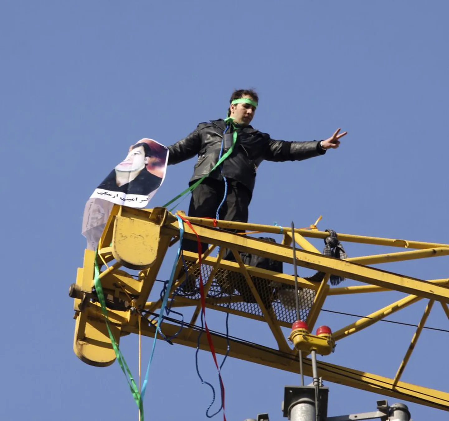 Meeleavaldaja ronis Teheranis kraana otsa ja kutsus protestima.