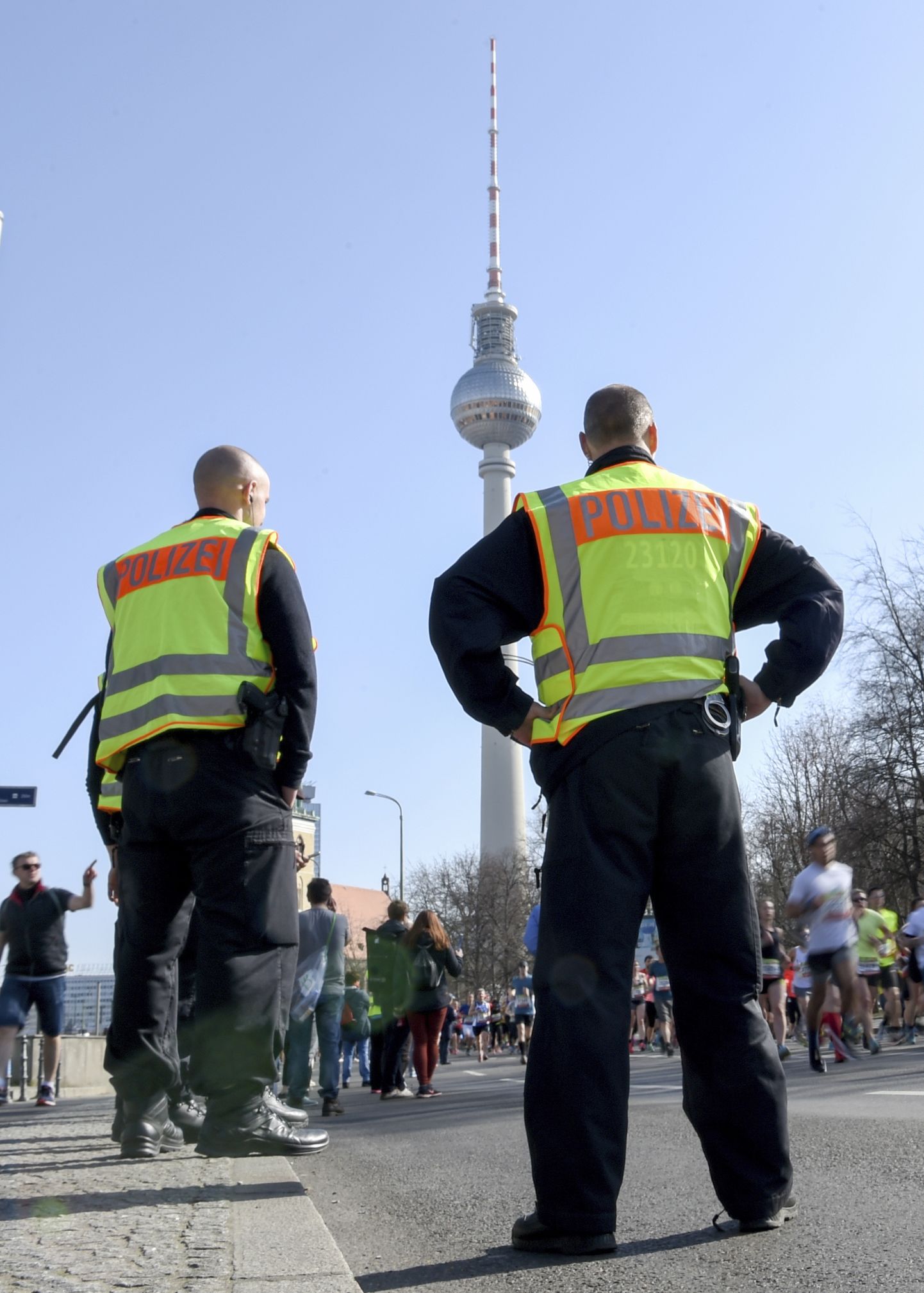 Politsei Berliini poolmaratoni julgestamas.