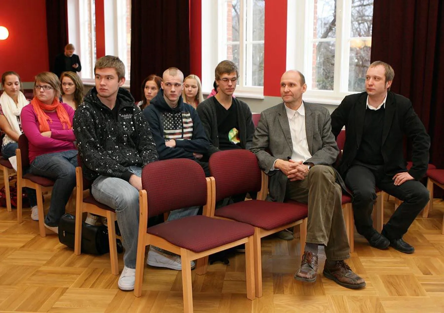 Põllumajandusminister Helir-Valdor Seeder (esireas vasakul) juhatas lühikese sõnavõtuga kodulinna kooli väitluskoolituse sisse ja kuulas huviga, kuidas õpilased maaelu teemal väitlevad.