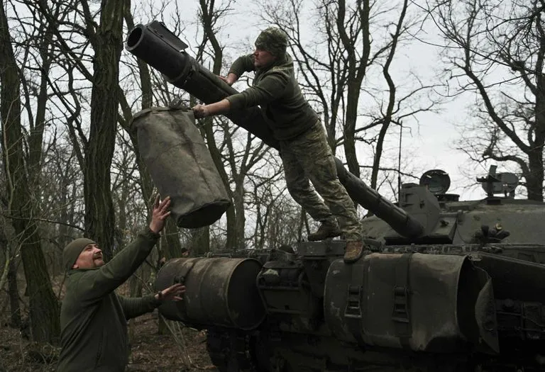 Украинские военные готовят в Запорожской области к бою танк Challenger 2.