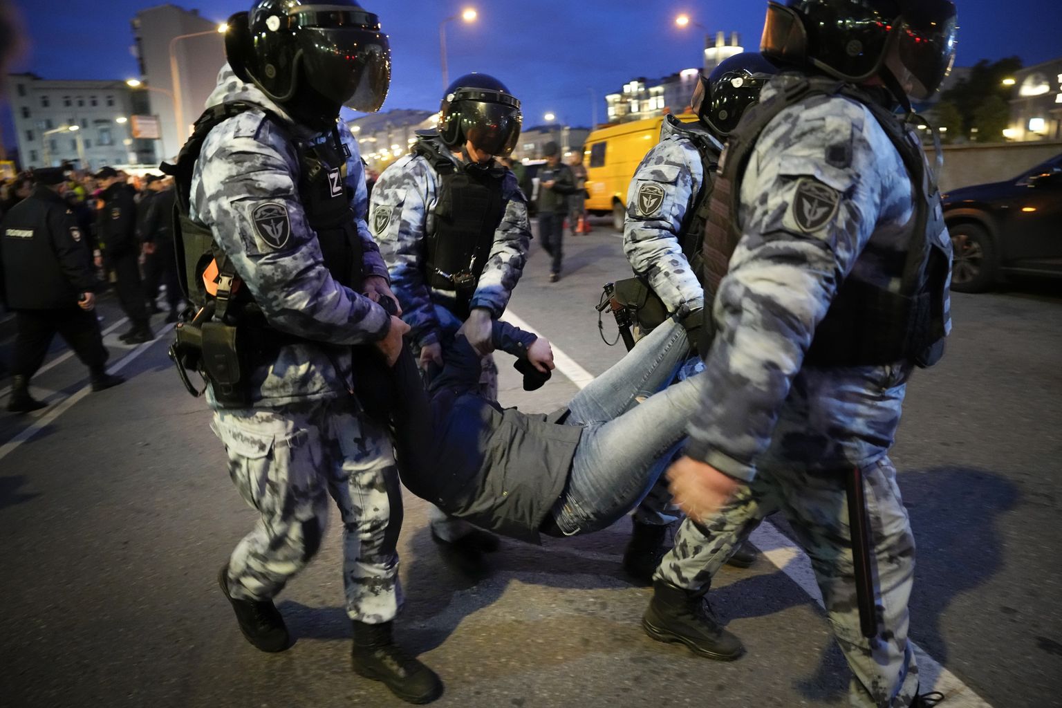 Policisti aiztur protestētājus Maskavā, 21. septembrī