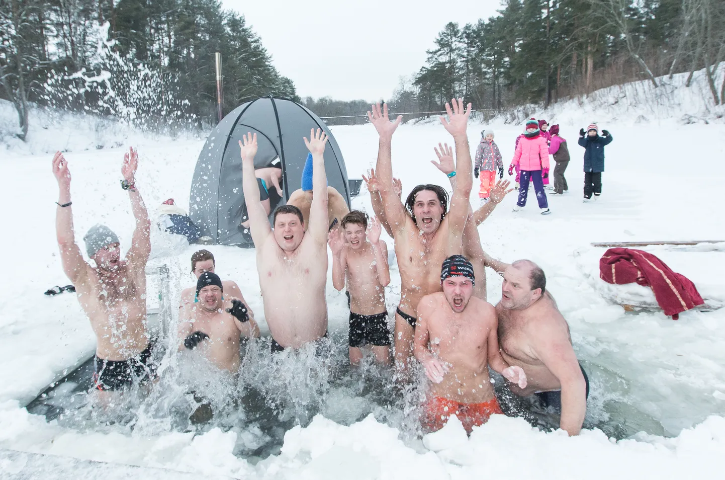 Любители зимнего купания из Вока удостоены спецпремии в категории "Учебное дело года".