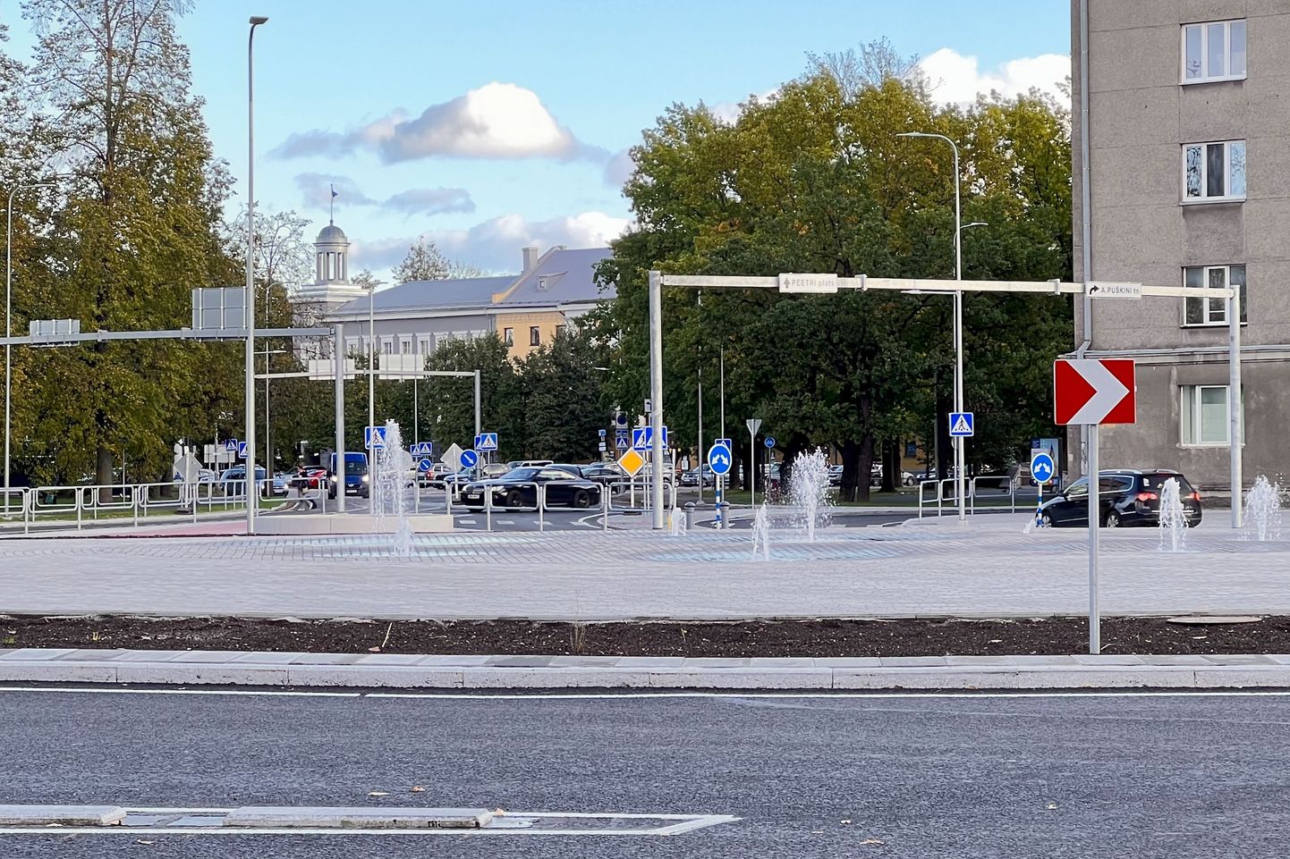 Новый фонтан в середине кольцевого перекрестка на нарвской площади Пауля Кереса испытывали в первые дни октября.