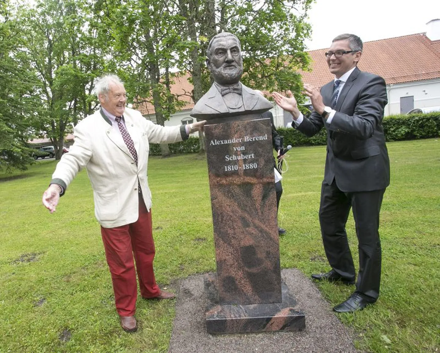Schubertite järeltulijal Auwi von Harperil (vasakul) aitas büstilt valge lina eemaldada maavanem Marko Torm.