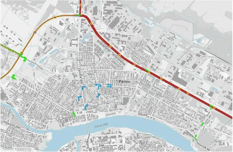 Kaevu tänava truubi sulgemise tõttu on transport seal ümberkorraldatud. Ühistranspordi liiklus on tähistatud sinise ja raskeveokite liiklus roheliste nooltega.