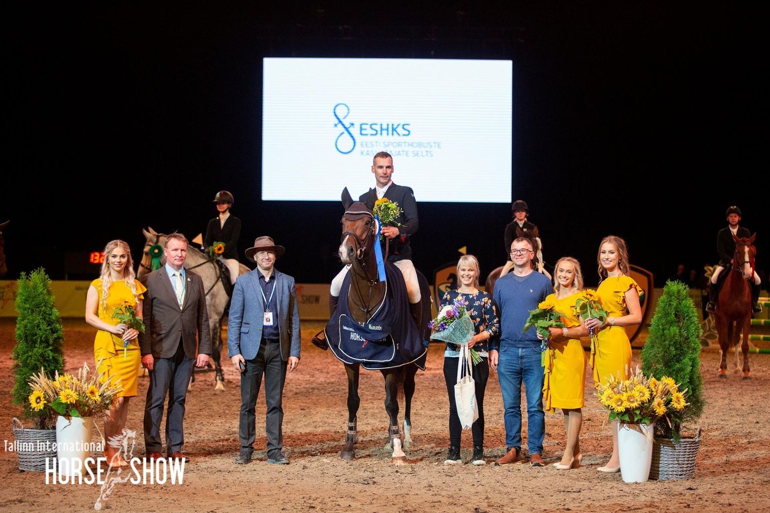 Autasustamisel olid aukohal Chanelle koos Paul Argusega ja hobuse omanik Liinu Vaan (hobusest paremal).