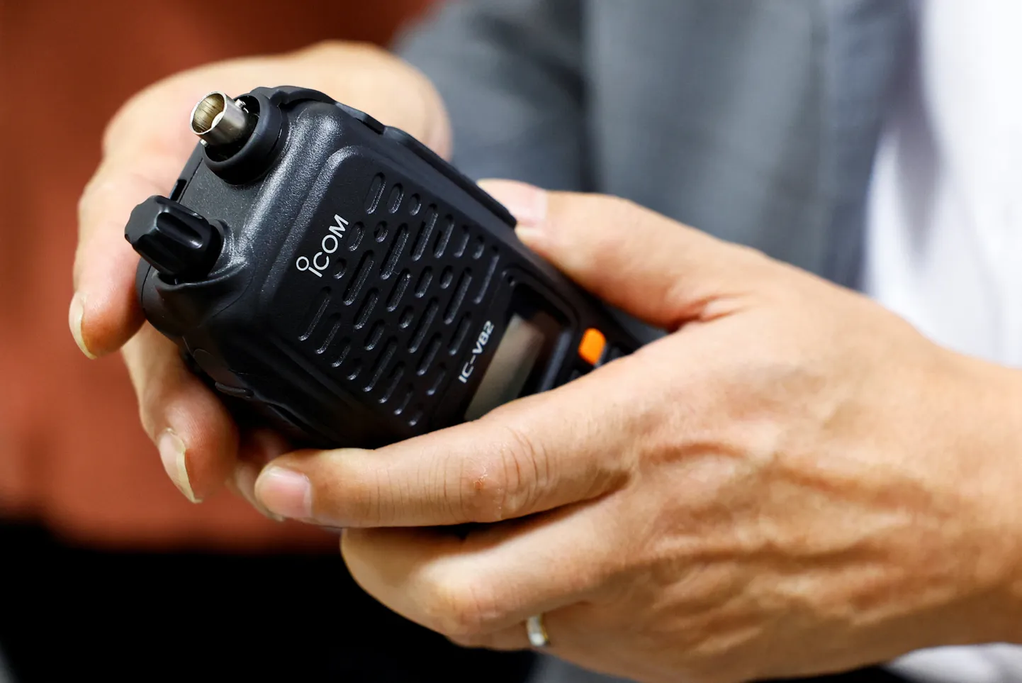 Jaapani elektroonikatootja Icom Inc direktor Yoshiki Enomoto pidi pärast piipari-intsidente järgmisel päeval kordunud Hezbollahi raadiosaatjate plahvatusi avalikkusele selgitama, miks nende logoga mudelid IC-V82 õhku lendasid. Firma juht ütles ettevõtte Osaka peakorteris vana toodet näidates, et taolise mudeli tootmine lõpetati juba 2014. aastal ja kuidas need Hezbollahi kätte sattusid, sellest pole neil aimugi. Erinevate seadmete - piiparite ja raadiosaatjate - plahvatused näitavad, et luuretegevuses on toimunud murrang ja suudetakse organiseerida ülikeerulisi ning täpselt hävitavaid rünnakuid.