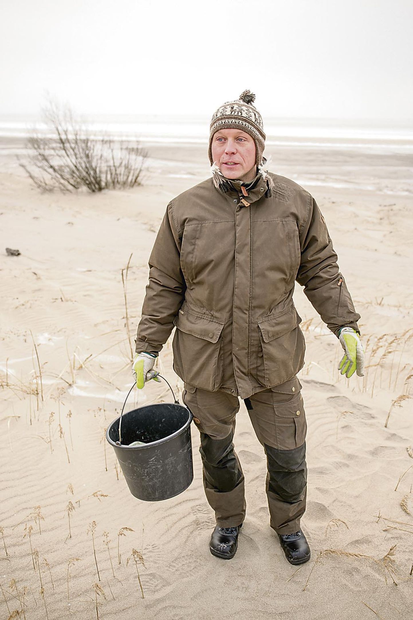 Hüdrobioloog Tauno Jürgenstein on juba sügisest saadik käinud Valgerannas merest uhutud prahti luidetelt kokku korjamas, et koristajail oleks lihtsam.