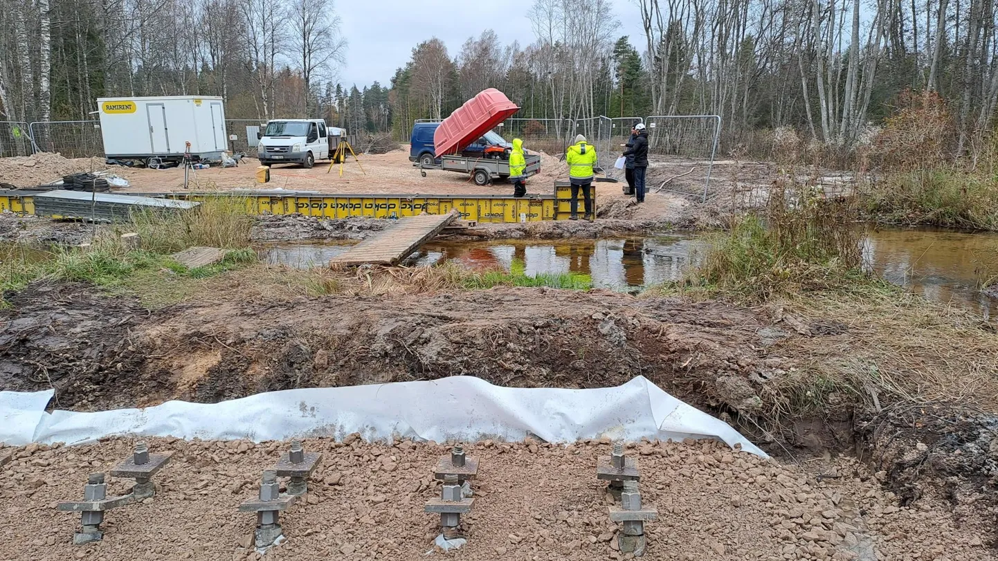 Rõuge jõele rajatava silla juurde tehtud kuivenduskraavid hakkasid vastu ootusi vett hoopis jõest välja kandma.