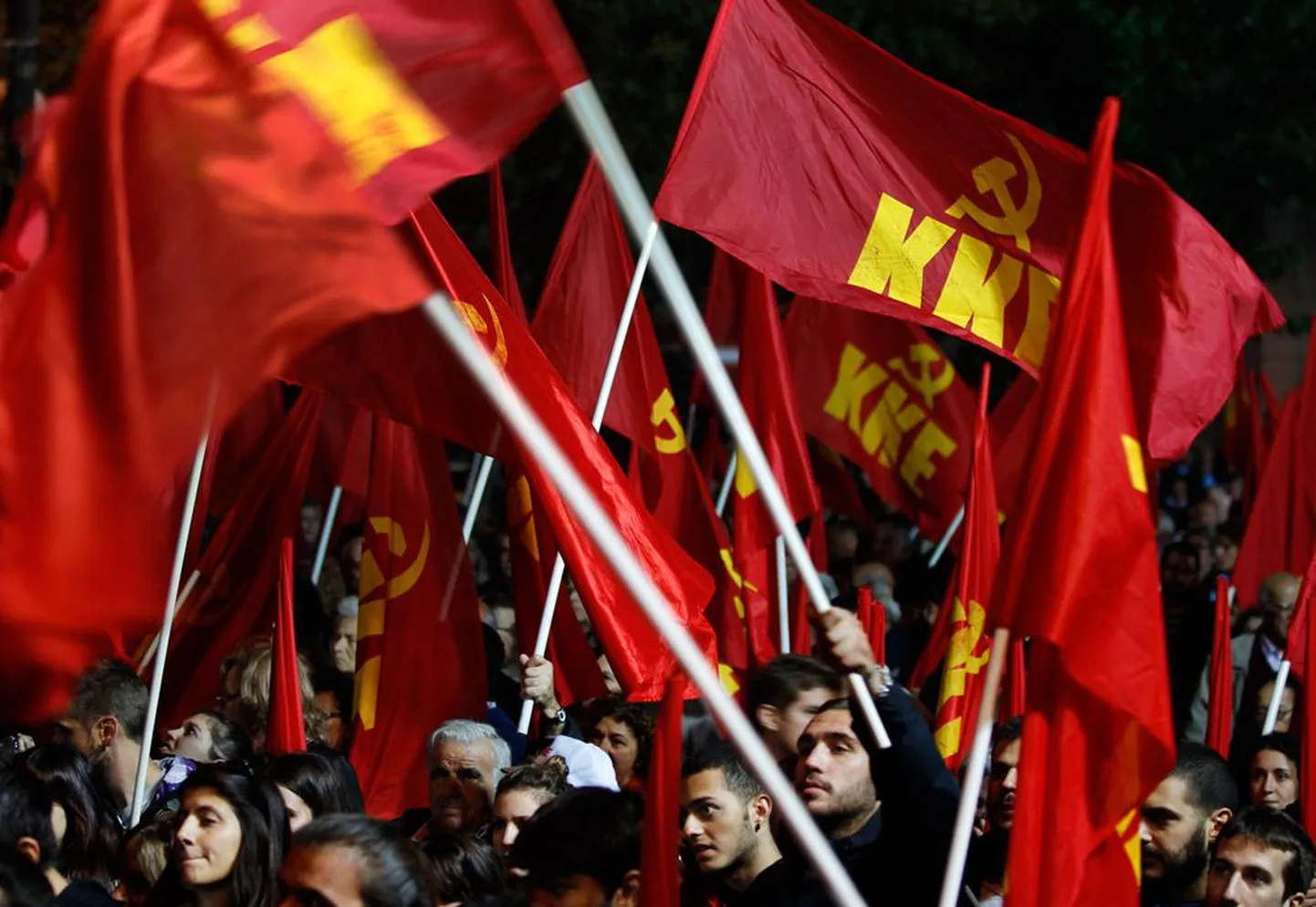 Kommunistliku partei punalipud Kreeka parlamendi ees.