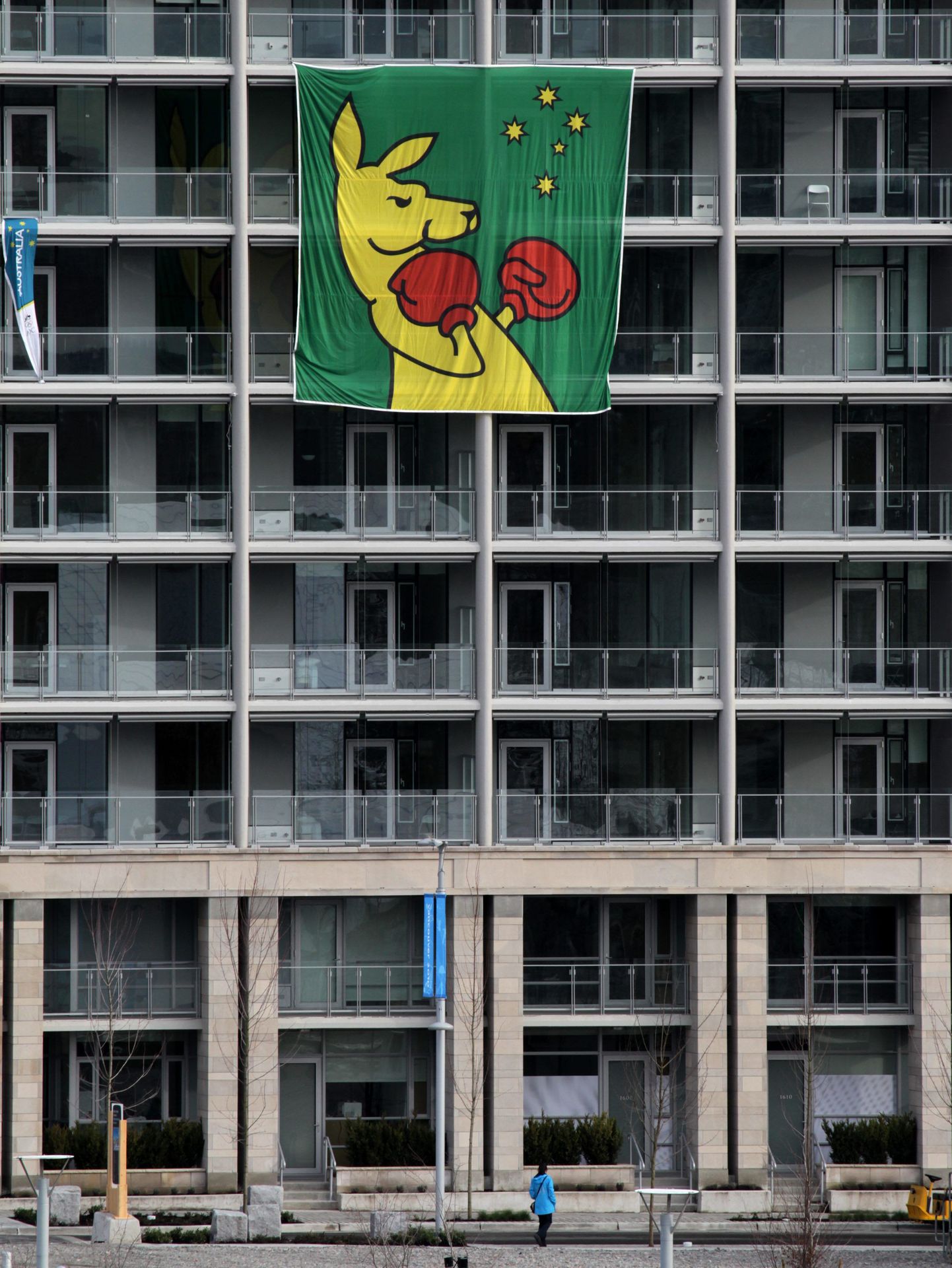 Austraallaste poksiva känguruga lipp Kanadas Vancouveri olümpiakülas