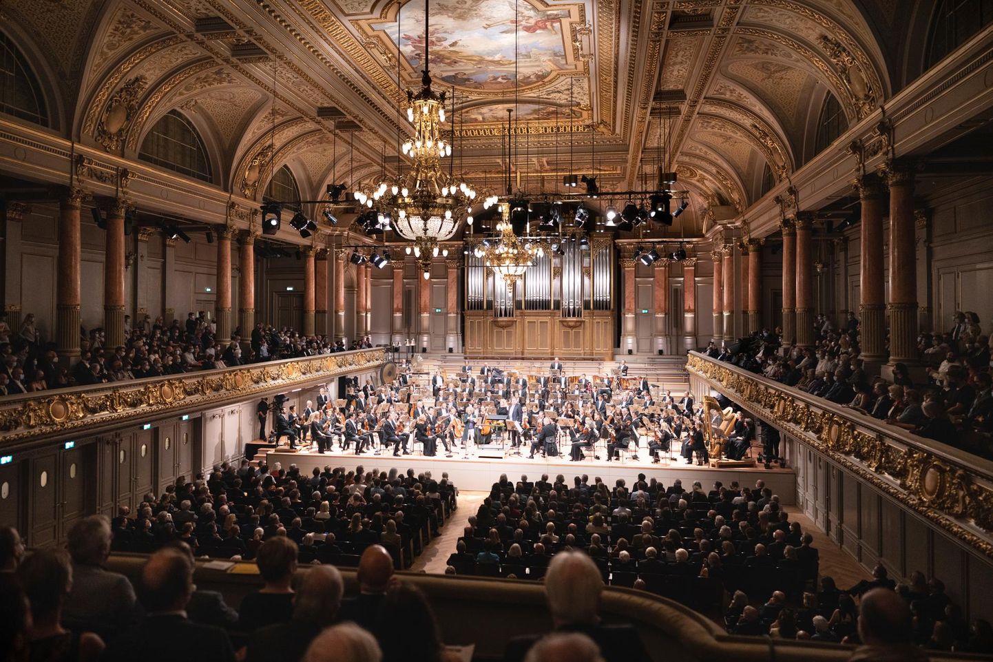 Ligi 200 miljonit Šveitsi franki maksma läinud Tonhalle kontserdimaja ja kongressikeskuse renoveerimine on Šveitsi ajaloos üks töömahukamaid ja finantsiliselt kallemaid renoveerimisprojekte ning esimene nullenergial töötav kultuuriobjekt.