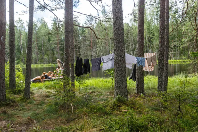 Hipilaager Valgamaal Taheva küla lähistel Essemäel. Nädal aega tagasi kerkinud telklaager, kus viibis paljurahvuseline seltskond.