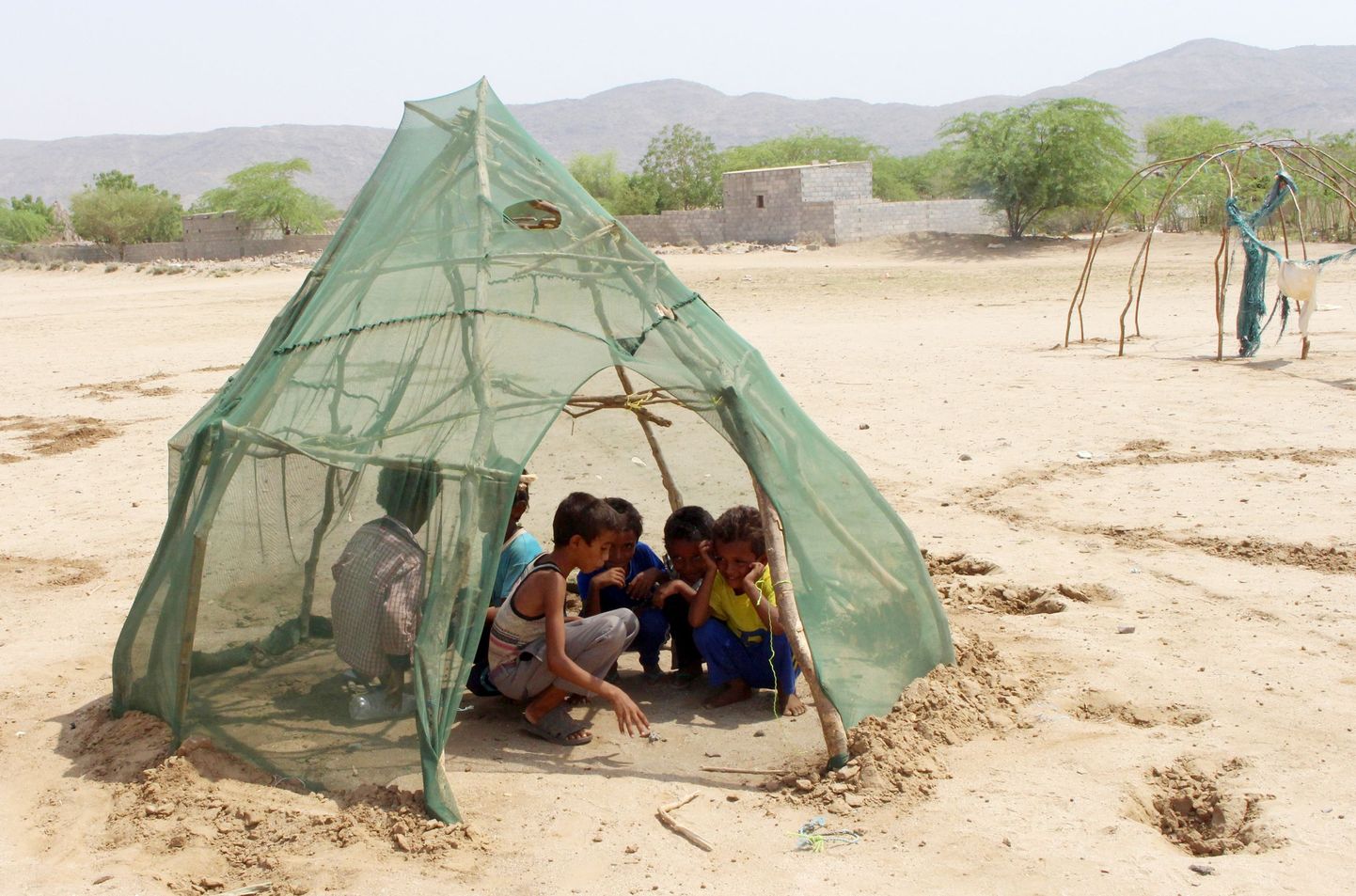 Hodeidast põgenenud Jeemeni lapsed mängimas ajutises laagris riigi põhjaosas Absis.