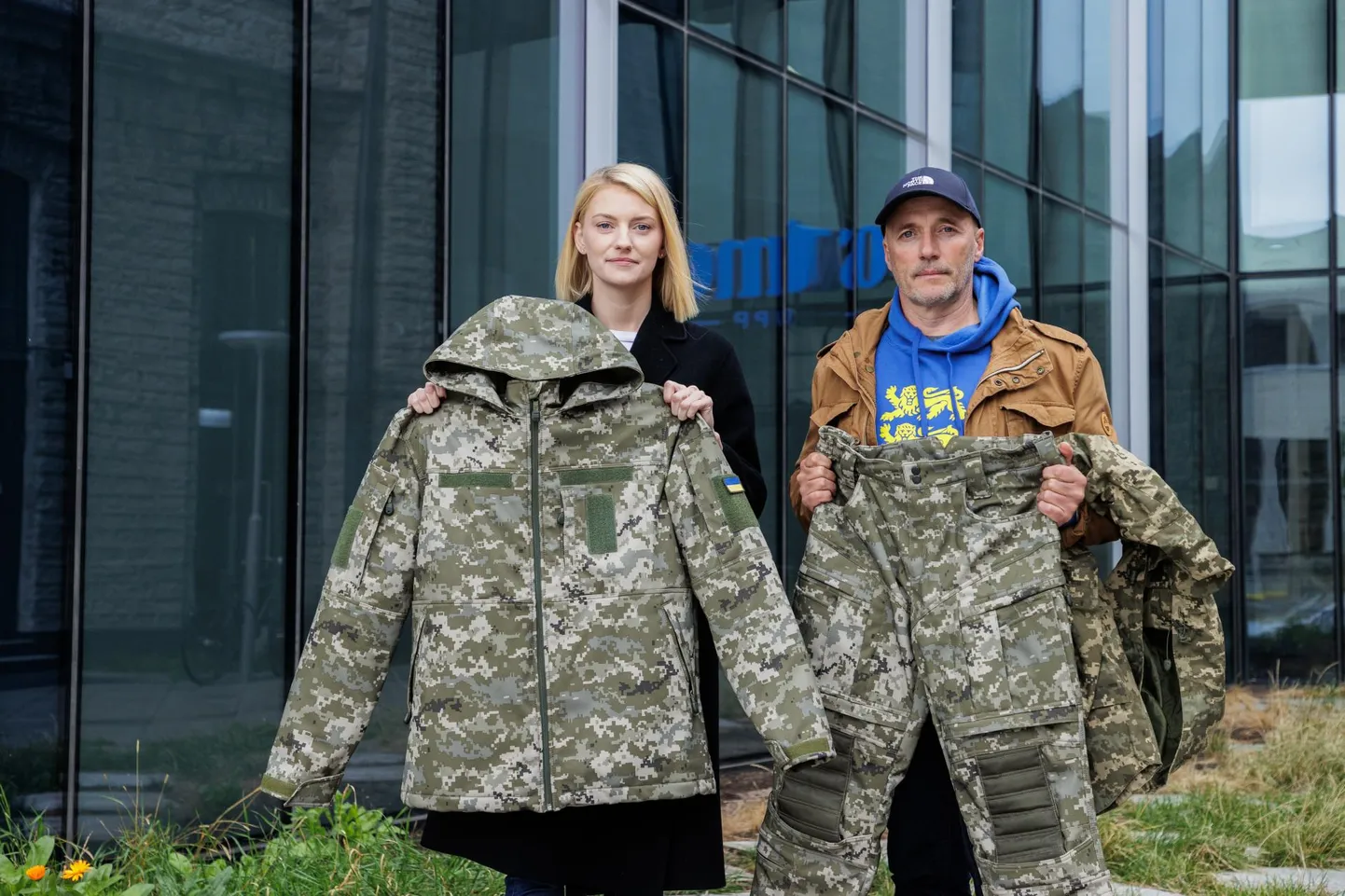 Хорошая военная форма многослойная и легкая, в ней должно быть удобно ползать и бегать. Положение на одном колене привычно для солдат, поскольку так они представляют собой меньшую мишень.