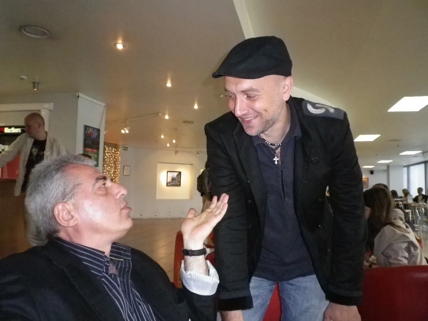 Лауреат многочисленных премий, автор книг «Санькя» и «Ботинки, полные горячей водкой» Захар Прилепин (справа) слушает писателя Михаила Гиголашвили.