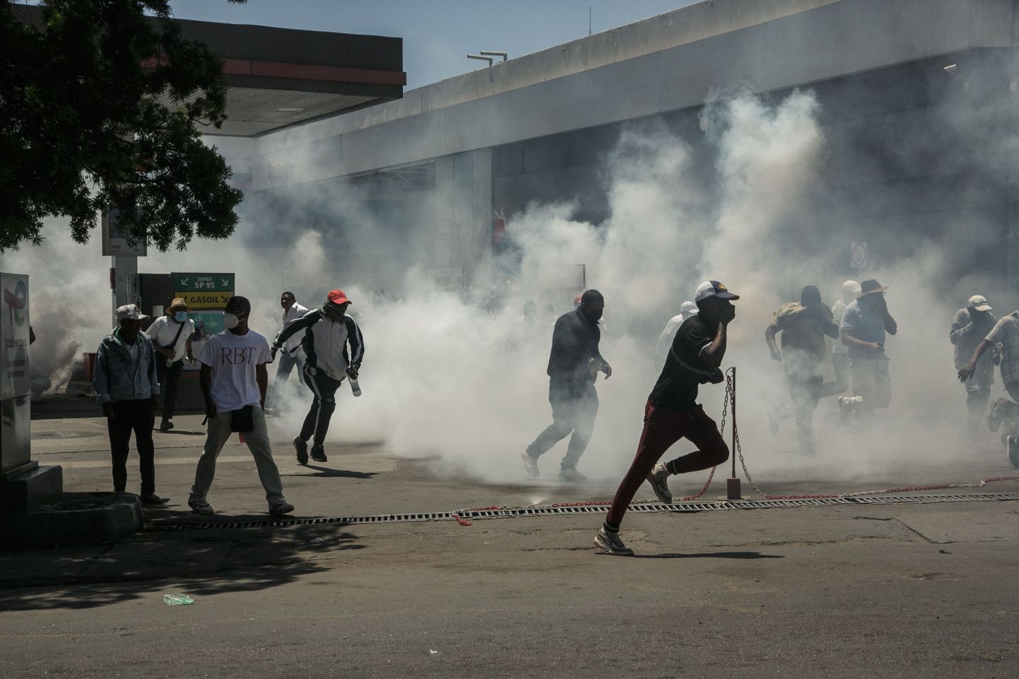 Madagaskari politsei tulistas sel 7. oktoobril tehtud fotol pisargaasi pealinnas Antananarivos aset leidnud meeleavaldusel, mille korraldasid opositsiooniparteid ning millel sai viga ka endine president ja praegu valimisi boikottima kutsunud Marc Ravalomanana.