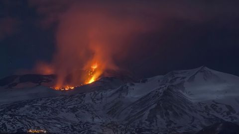 Фото: на Сицилии началось извержение Этны