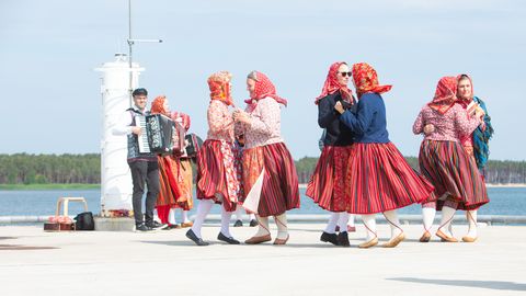 SILVIA PALUOJA ⟩ Kihnlased panevad massakatele oma keele suhu