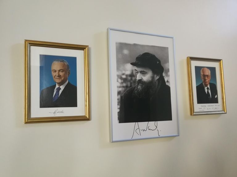 Wesenberghi hotellis on ka Arvo Pärdi sviit. Tema foto on kahe hotelli külastanud presidendi foto vahel.