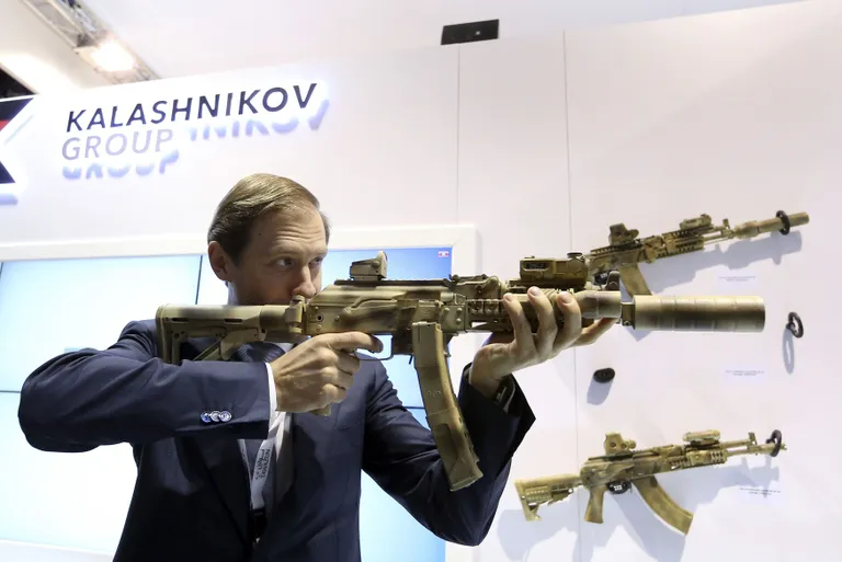 Vene tööstus- ja kaubandusminister Deniss Manturov Kalašnikovi automaadiga kaitsetööstusmessil Abu Dhabis 2015. aastal. / Scanpix
