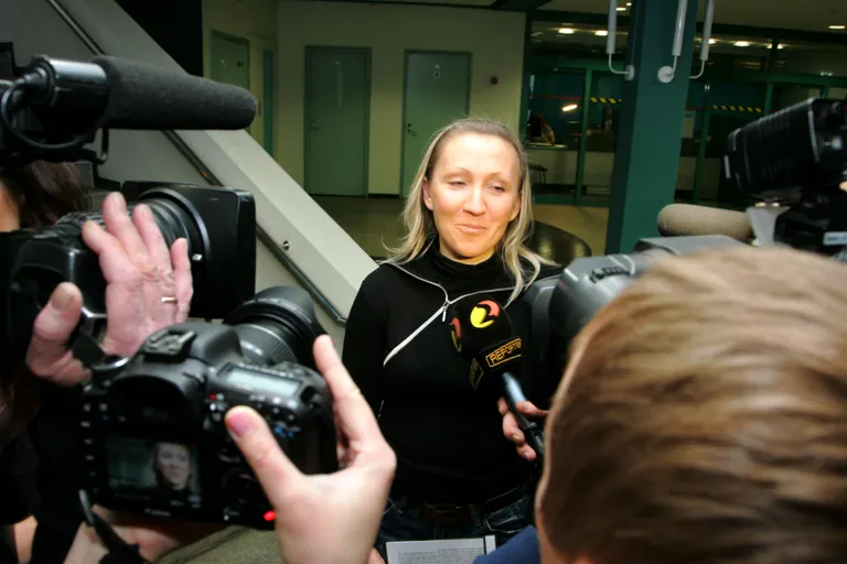 Liis Haavel 2010. aasta veebruaris kohtuotsuse väljakuulutamise järel ajakirjanikele intervjuud andmas. Foto: