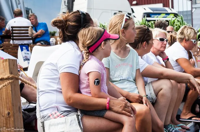Purjetajad Pärnu Jahtklubis tuult ootamas - foto