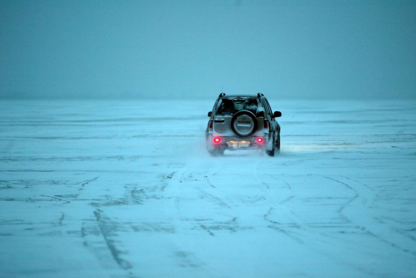 Автомобиль на ледовой трассе.