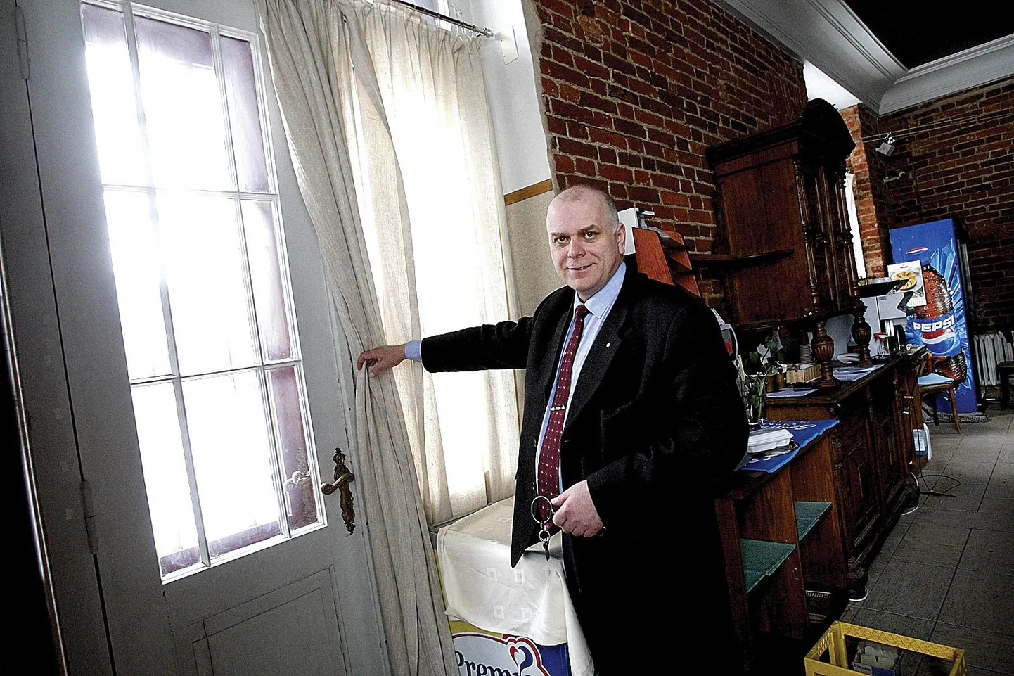 Pere Restoranide juhataja Rain Eendra näitab ust, mis saab pubi peasissepääsuks.