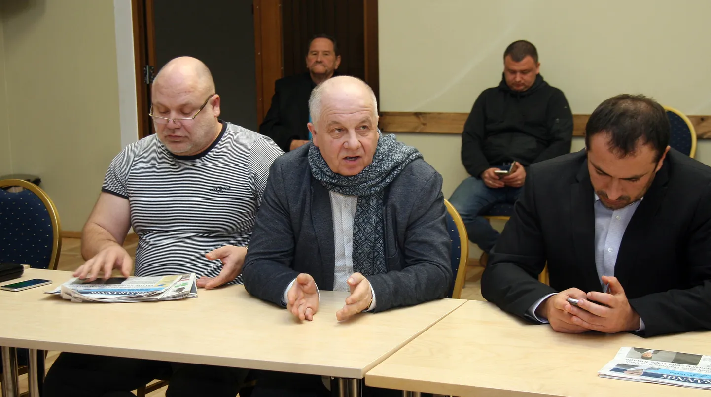 Arthur Seppern (keskel) on Keskerakonna uus vallavanema kandidaat, kelle taga seisab ka ettevõtjast volikogu liige Allan Mänd (vasakul). Pilt on tehtud mullu 11. aprillil Jõhvi volikogus, kui vallavanemaks valiti Keskerakonna kandidaat Max Kaur.