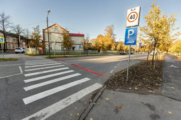 Kiiruspiirangu ala algust ja lõppu tähistav liiklusmärk on Kuninga tänava põhikooli juures.