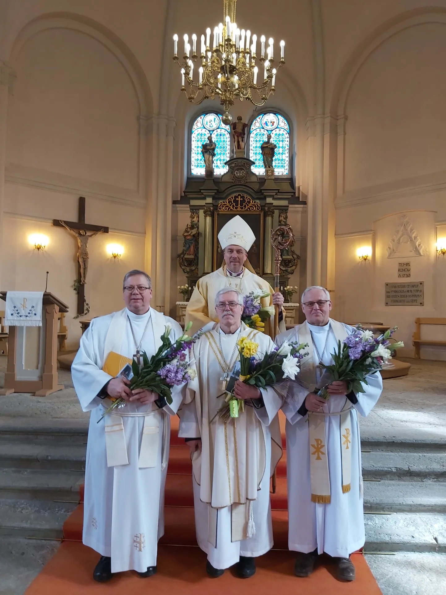 Eile tähistati kolme kirikuõpetaja,  Järva praostkonna abipraost  Tõnu Linnasmäe (paremalt esimene), Rapla kirikuõpetaja Mikk Kuke ning Saarte praostkonna vikaarvaimulik Algur Kaerma ordinatsiooni 40. aastapäeva.