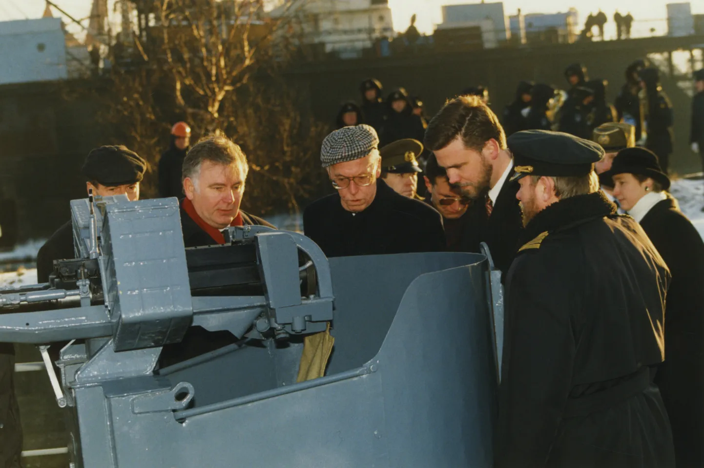 Tallinn, 22.12.1995. Esimese taasiseseisvunud Eestis ehitatud riigilaeva PVL-103 Pikker (piirivalve patrul-llaev) vettelaskmine Tallinna Meretehases (praegune Noblessner). Relvastusega tutvumas peaminister Tiit Vähi, president Lennart Meri, kaitseminister Andrus Öövel, Piirivalveameti peadirektor Tarmo Kõuts.