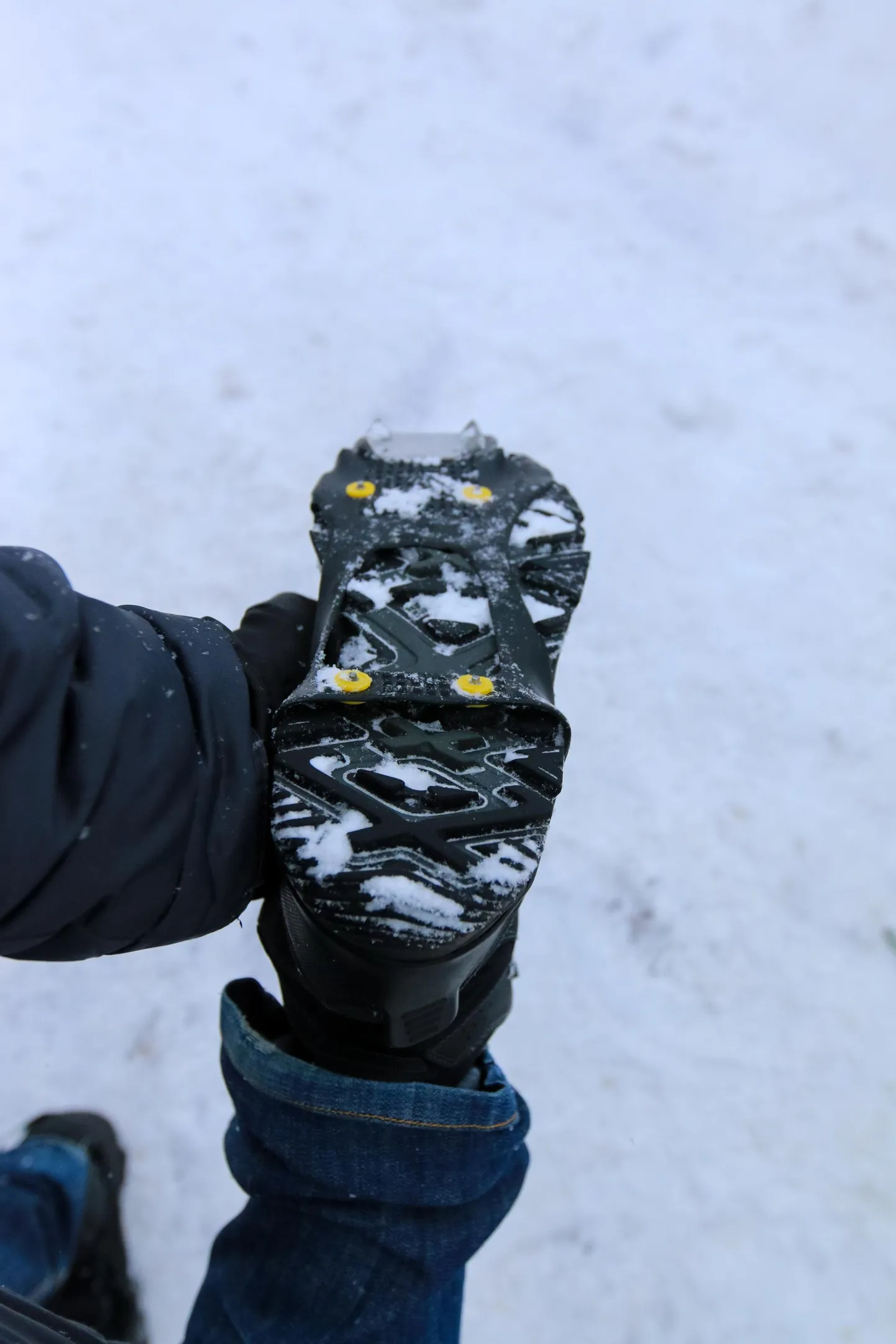 Nii kukkujaid aidanud haigla töötajad kui libedusetõrjet tegeva ettevõtte juht soovitavad jalakäijatele talviseid jalanõusid või jäänaelu, et kõndimine ohutu oleks.