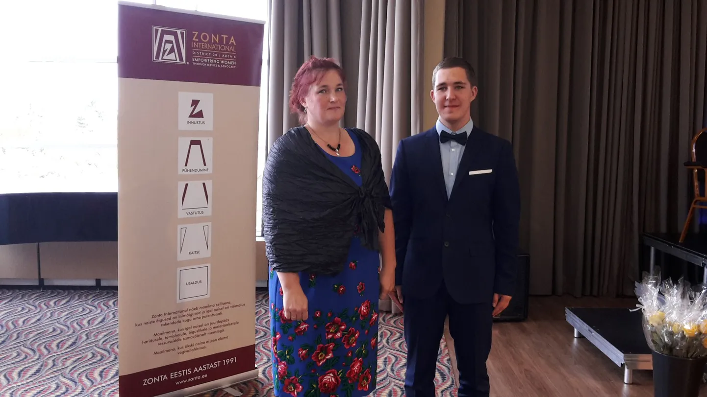 Pärnu Zonta klubi stipendiumi pälvinud 18aastane Hendrik Raid koos emaga Strandis toimunud zontade piirkonna konverentsil, kus preemiad üle anti.
