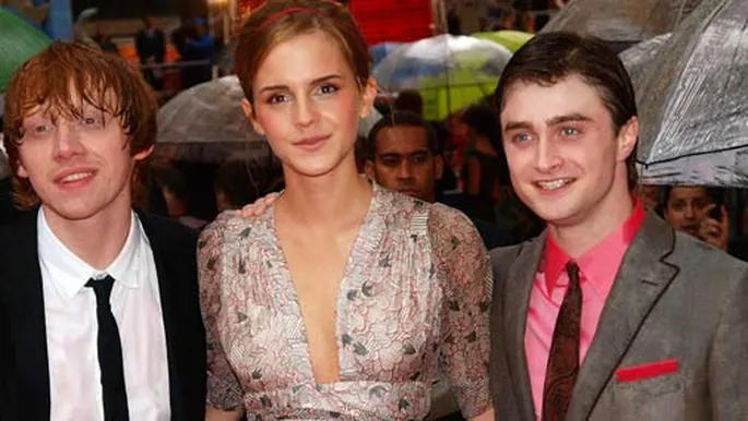 Артқы жағындағы қыздың үйдегі фотосы