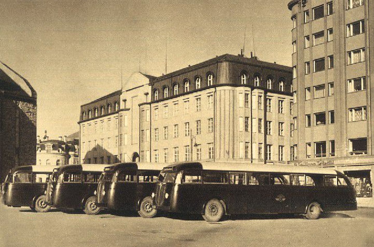 Таллиннские автобусы на Пярнуском шоссе в 1939 году.