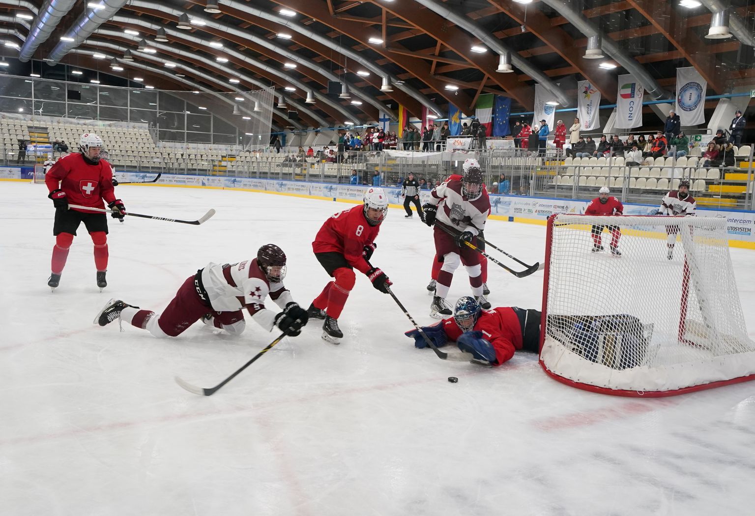 Eiropas Jaunatnes Ziemas Olimpiādes hokeja turnīra spēle starp Latvijas un Šveices jauniešiem Friuli-Venēcija Džūlija reģionā Itālijā.