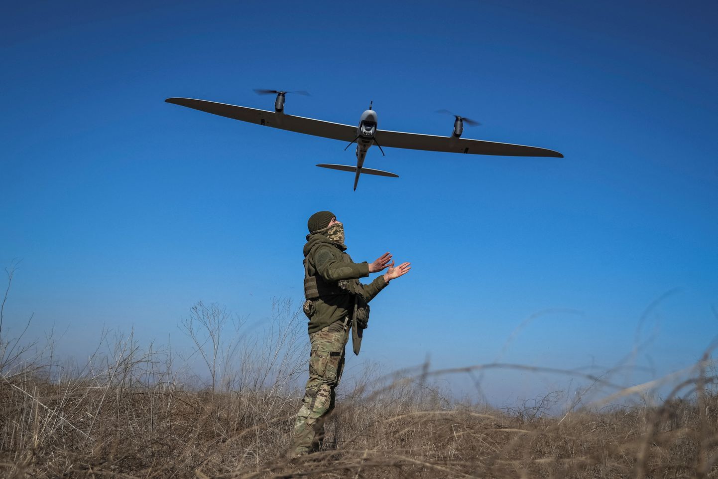 Украинский солдат с дроном возле Бахмута.