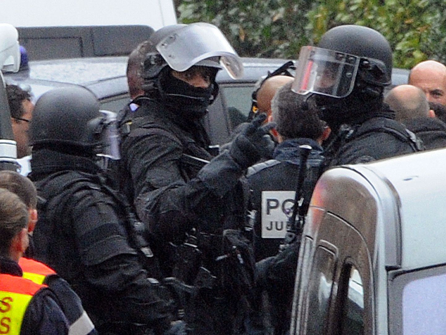 Prantsuse politsei eriüksuse RAID liikmed kortermaja juures, kus arvatakse viibivat Mohamed Merah.