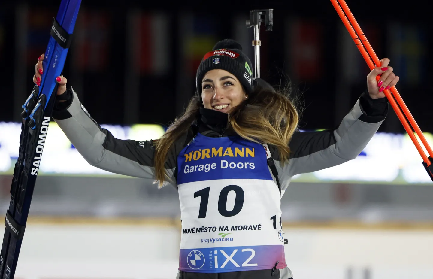 Lisa Vittozzi 2024. aasta veebruaris laskesuusatamise MMi kuldmedalit kaela saamas.